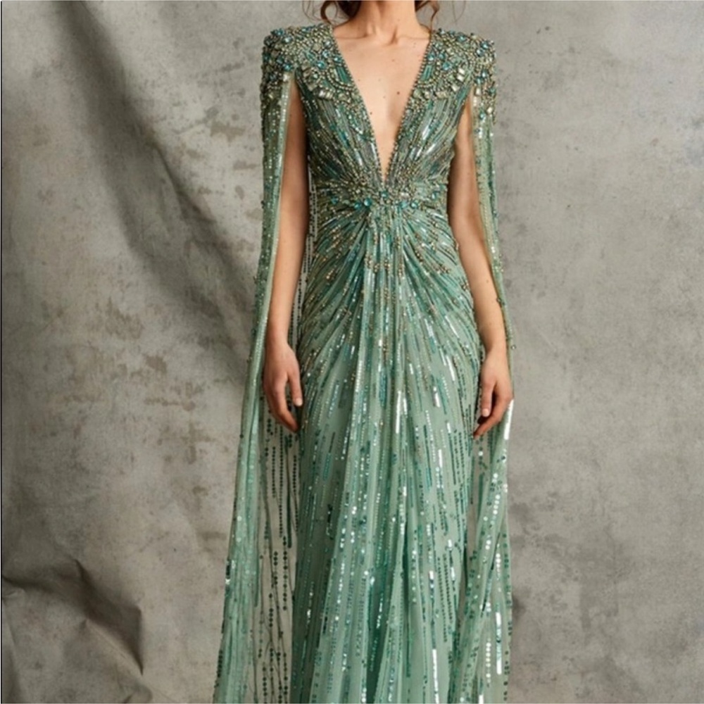 JENNY PACKHAM
Embellished Lotus Lady Gown. Size 10 US. Gentle Green